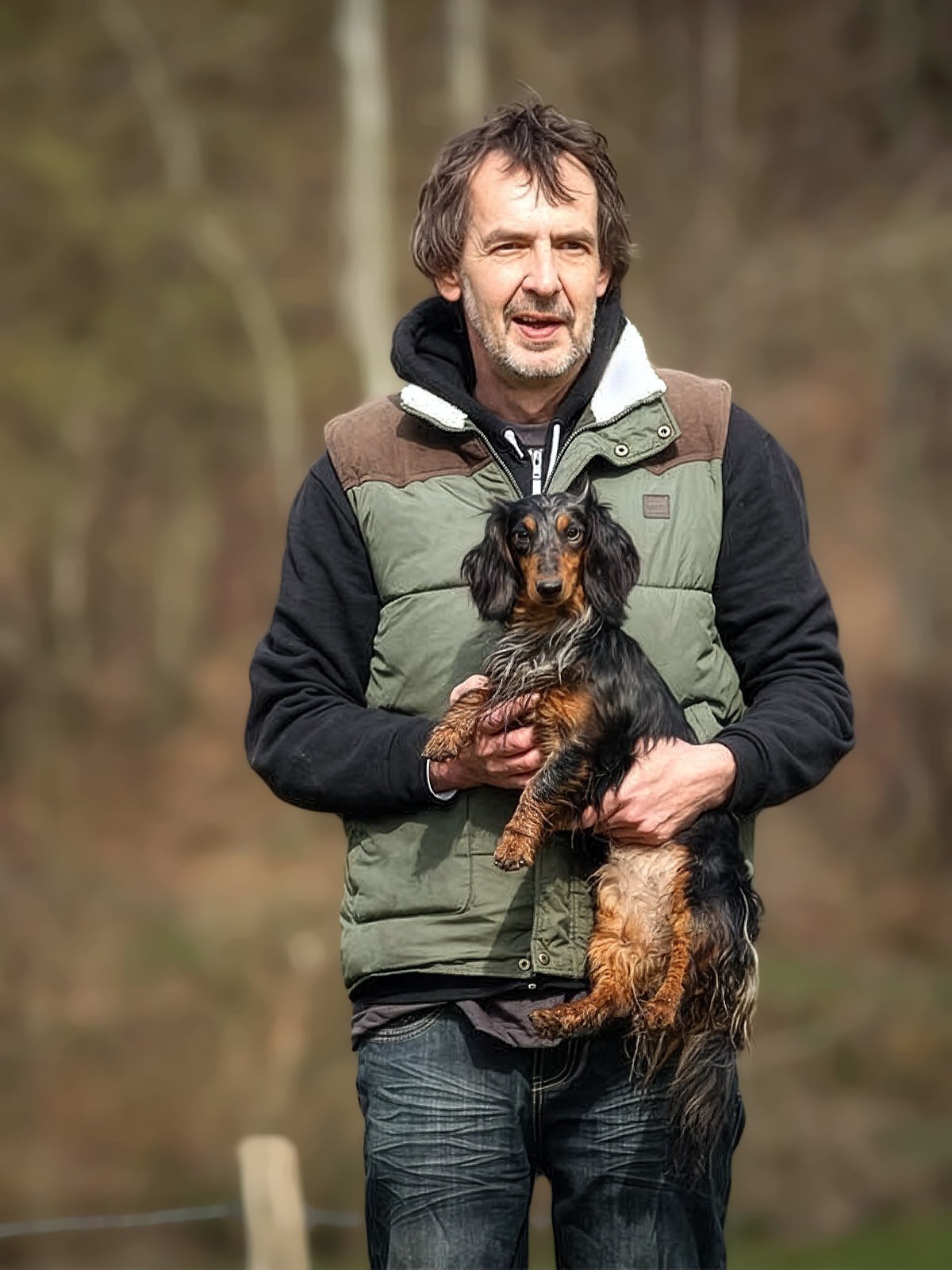 Hund und Halter bei einem entspannten Hundeshooting